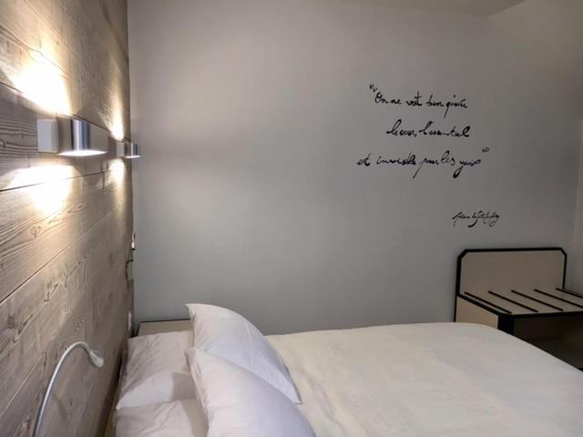Logis Hotel "Ici M'Aime" Rouvray  Екстер'єр фото