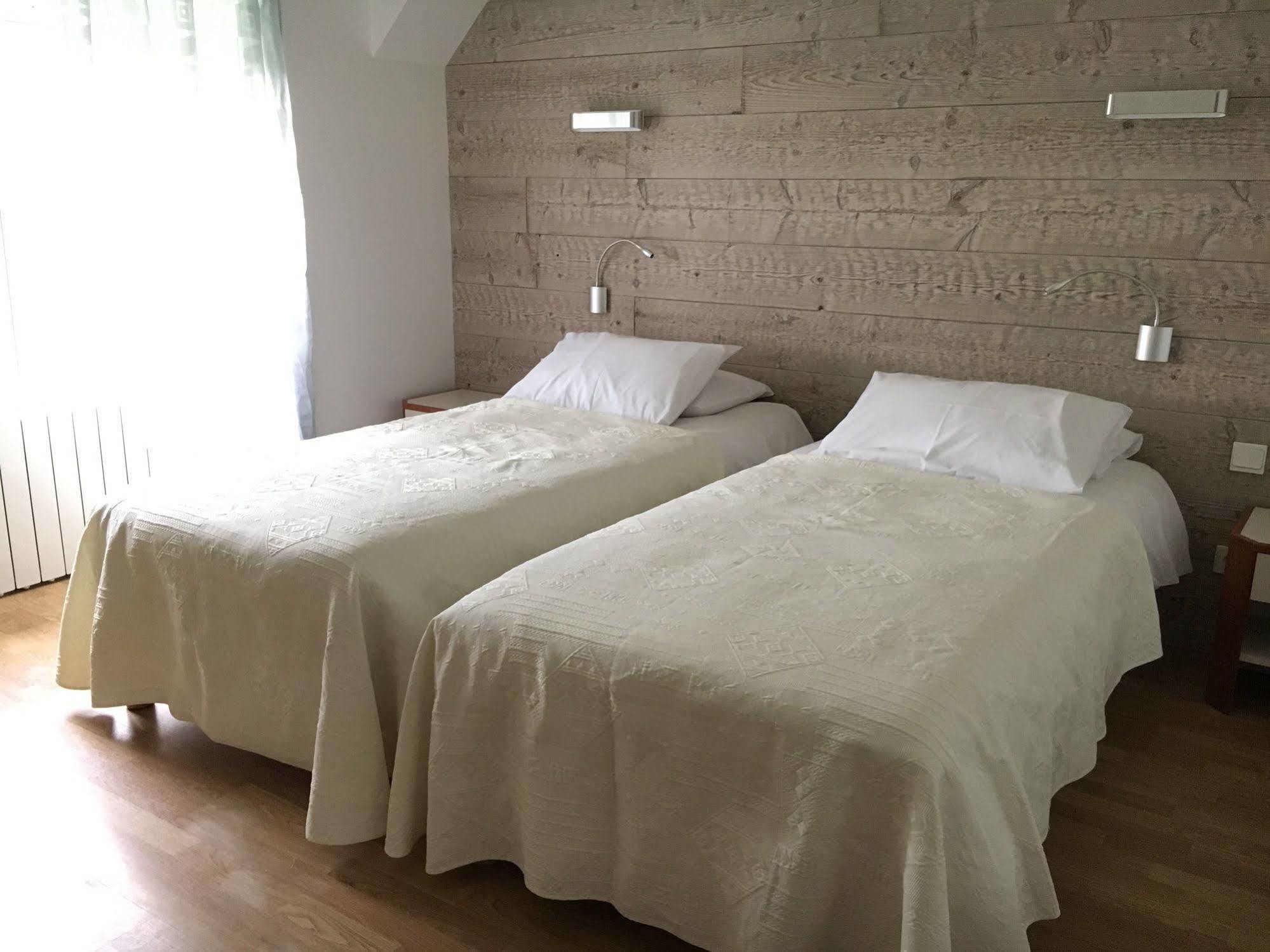 Logis Hotel "Ici M'Aime" Rouvray  Екстер'єр фото