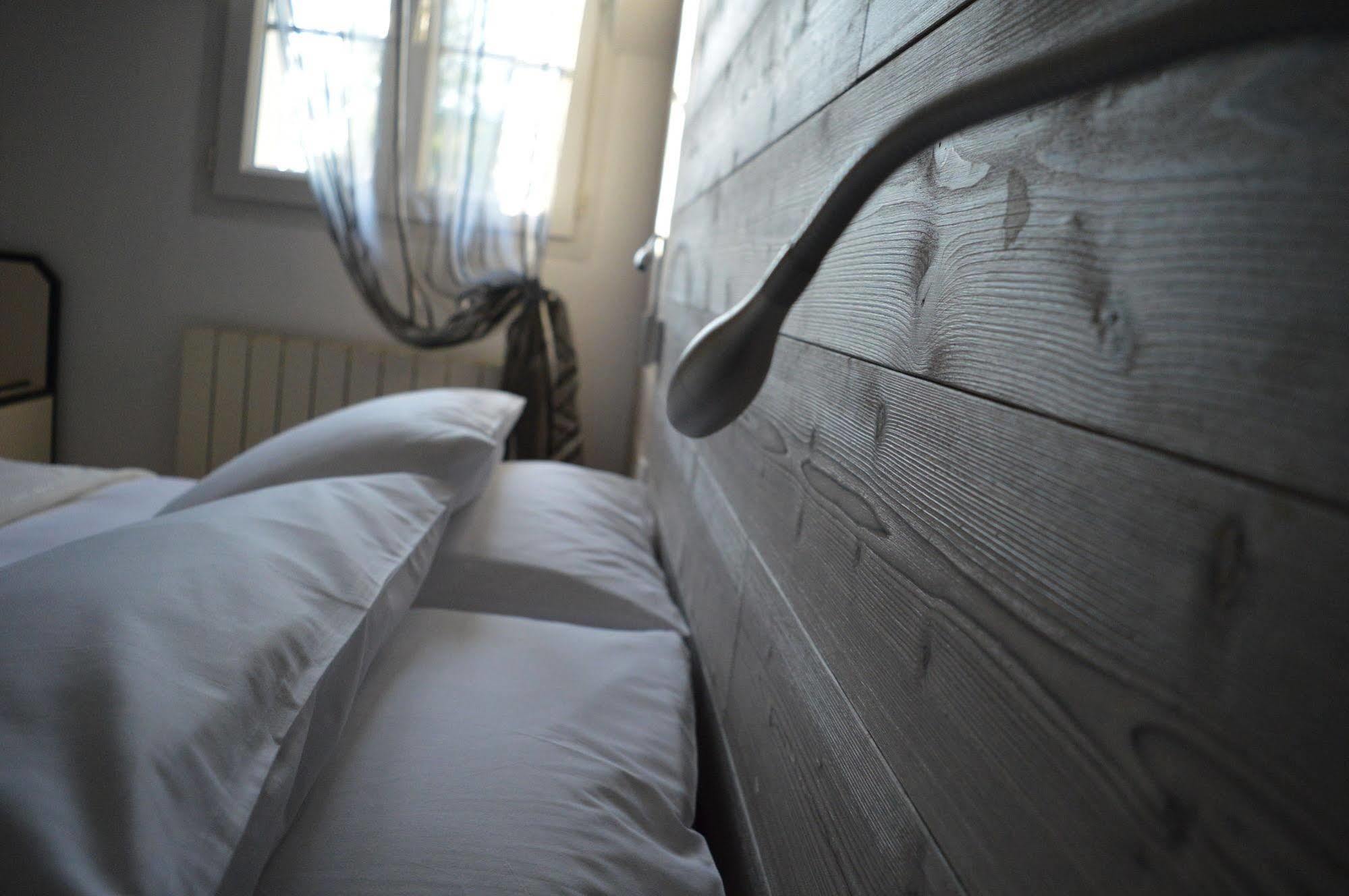 Logis Hotel "Ici M'Aime" Rouvray  Екстер'єр фото