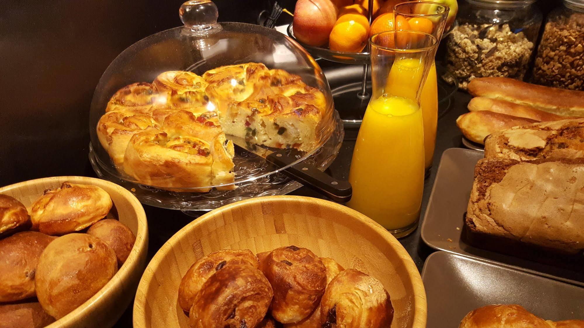 Logis Hotel "Ici M'Aime" Rouvray  Екстер'єр фото